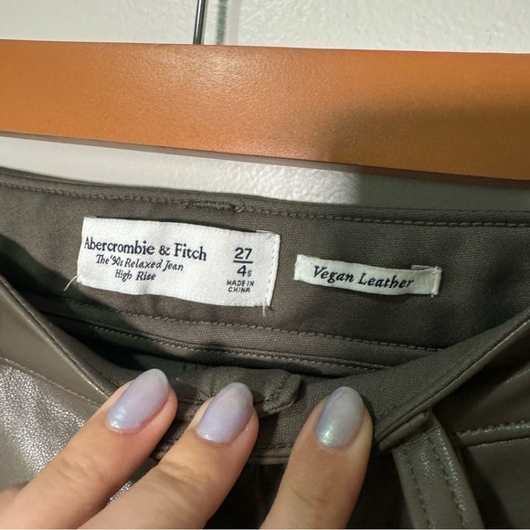 Women's Abercrombie & Fitch Pants & Jumpsuits Abercrombie Vegan Leather Cargo 27 - Picture 4 of 5